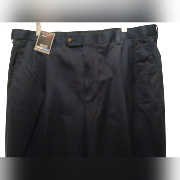 Roundtree & Yorke - NWT, Navy Blue Travel-smart, Pleated, Expander Waistband,... - Picture 3 of 9